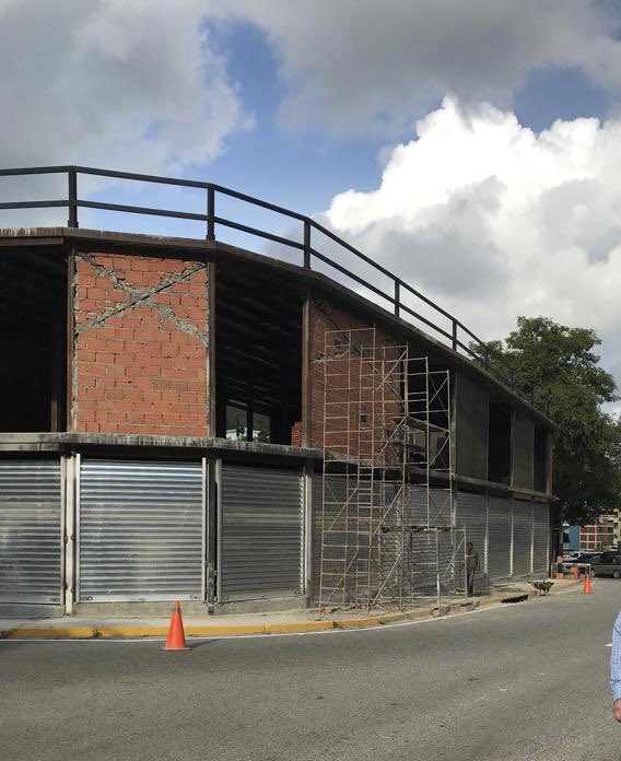 CeciBaez's tweet photo. Así de osado son las santamarias de las obras que proliferan en el municipio Baruta, dan a la calle en una zona residencial, se toman como propios los retiros, y pasos peatonales en la acera, sin tener permisos y con orden de demolición. https://t.co/jg3kY9el8F