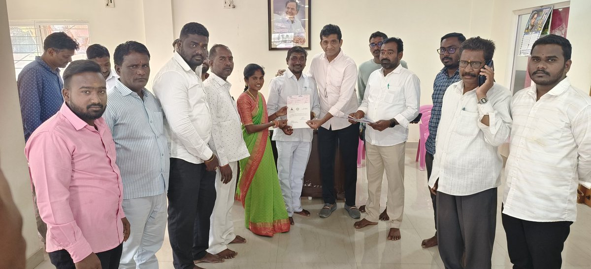 AnandChittari's tweet photo. ఈరోజు కోరుట్ల మండలం కి సంబంధించిన లబ్ధిదారులకు 6 లక్షల విలువ గల 15 సీఎం రిలీఫ్ ఫండ్ చెక్కులను ఎమ్మెల్యే గారి క్యాంపు కార్యాలయంలో అందించిన బిఆర్ఎస్ పార్టీ రాష్ట్ర నాయకులు డాక్టర్ కల్వకుంట్ల సంజయ్ గారు
#cmrelifund #cheks #distribution
#korutla
@drsanjay_k @KTRTRS @BRSparty https://t.co/UKECNaNK7E