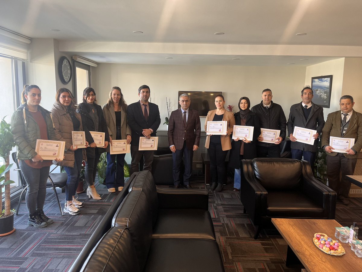 AliagaNufus's tweet photo. Kaymakamımız Zekeriya Güney,@AliagaNufus müdürü ve görevli personeli yoğun çalışma dönemlerinde olağanüstü çabaları ve çalışmalarından dolayı başarı belgesi ile ödüllendirmişlerdir. @TCNufus @IzmirNufus @AliagaKaymakaml https://t.co/7isaiqqwyG