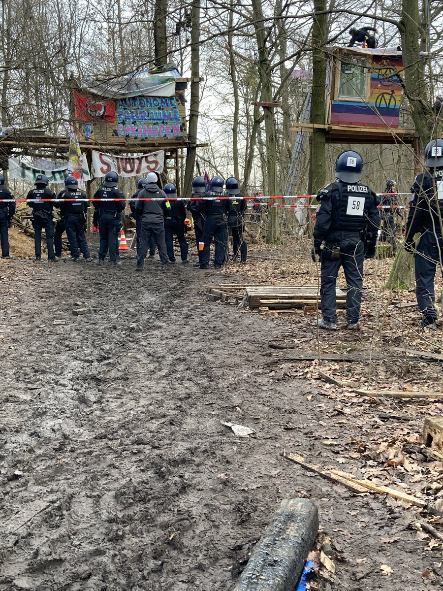 MartinBSchaefer's tweet photo. Als parlamentarischer Beobachter bei der Räumung im Fechenheimer Wald. Die Polizei ist sehr besonnen und macht einen guten Job. #AusbauA66 #FechenheimerWald @Polizei_Ffm https://t.co/7Xd2Pl63JV