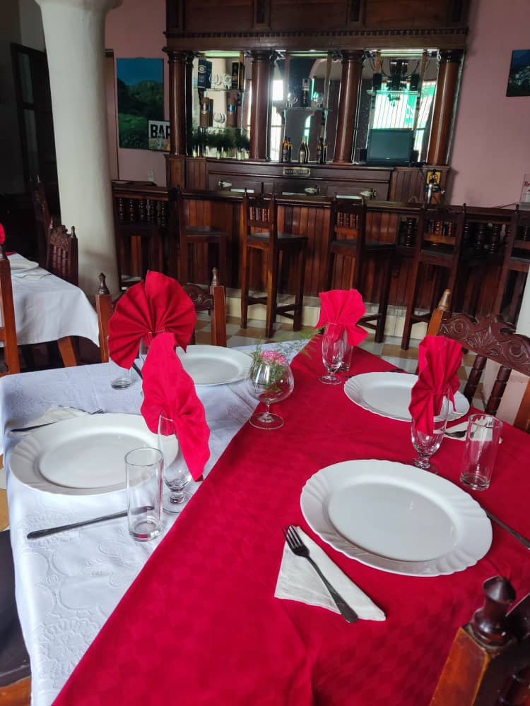 Restaurantes avileños como Los Realejos siguen apostado a un buen servicio en medio de la difícil situación
<a href="/PartidoPCC/">Partido Comunista de Cuba</a> <a href="/IzquierdoAlons1/">Livan Izquierdo Alonso</a>

#JuntarYVencer #Cuba #CiegodeÁvila #LatirAvileño #CAVCapitaLate <a href="/DeZurdaTeam_/">DeZurdaTeam 📳</a> <a href="/DiazCanelB/">Miguel Díaz-Canel Bermúdez</a> <a href="/DrRobertoMOjeda/">Dr. Roberto Morales Ojeda</a>