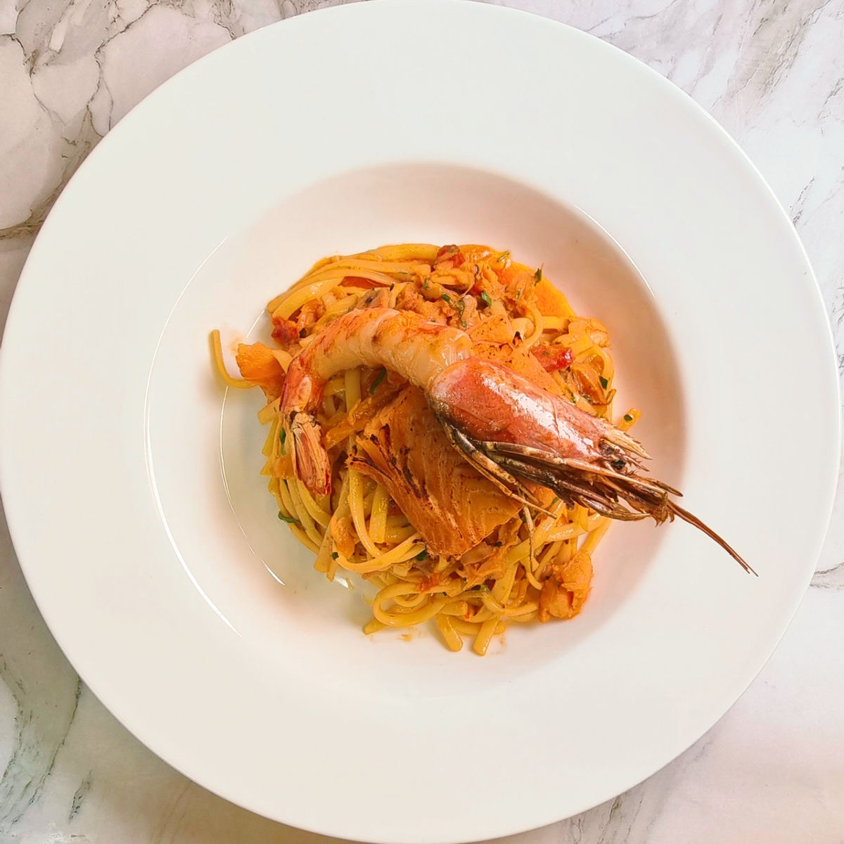 SpiritCheshire's tweet image. 🦞A perfect combination of flavours and textures! 
Indulge in a taste of the sea with our smoked salmon and king prawn linguine, served with a lobster bisque sauce, rocket, and parmesan.

👉🏼Reserve your table ~ See link in bio

#seafoodlinguine #wednesdaydinner #visitcheshire