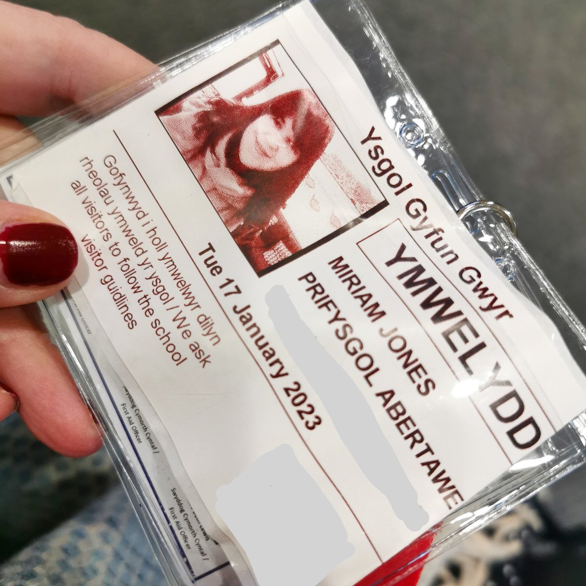 Bu'n fore mor aruthrol o brysur yn 'sgrifennu a sgriblo straeon gyda chriw <a href="/AdranyGymraeg/">Cymraeg Gŵyr</a> <a href="/yggwyr/">yggwyr</a> ddoe, dyma'r unig lun dynnodd <a href="/miriamelin23/">Dr Miriam Elin Jones</a> - wps 🙈

Diolch o galon i bawb am y croeso - rydym yma'n edrych ymlaen yn arw at ddarllen eich straeon yn y dyfodol agos! 🖋️