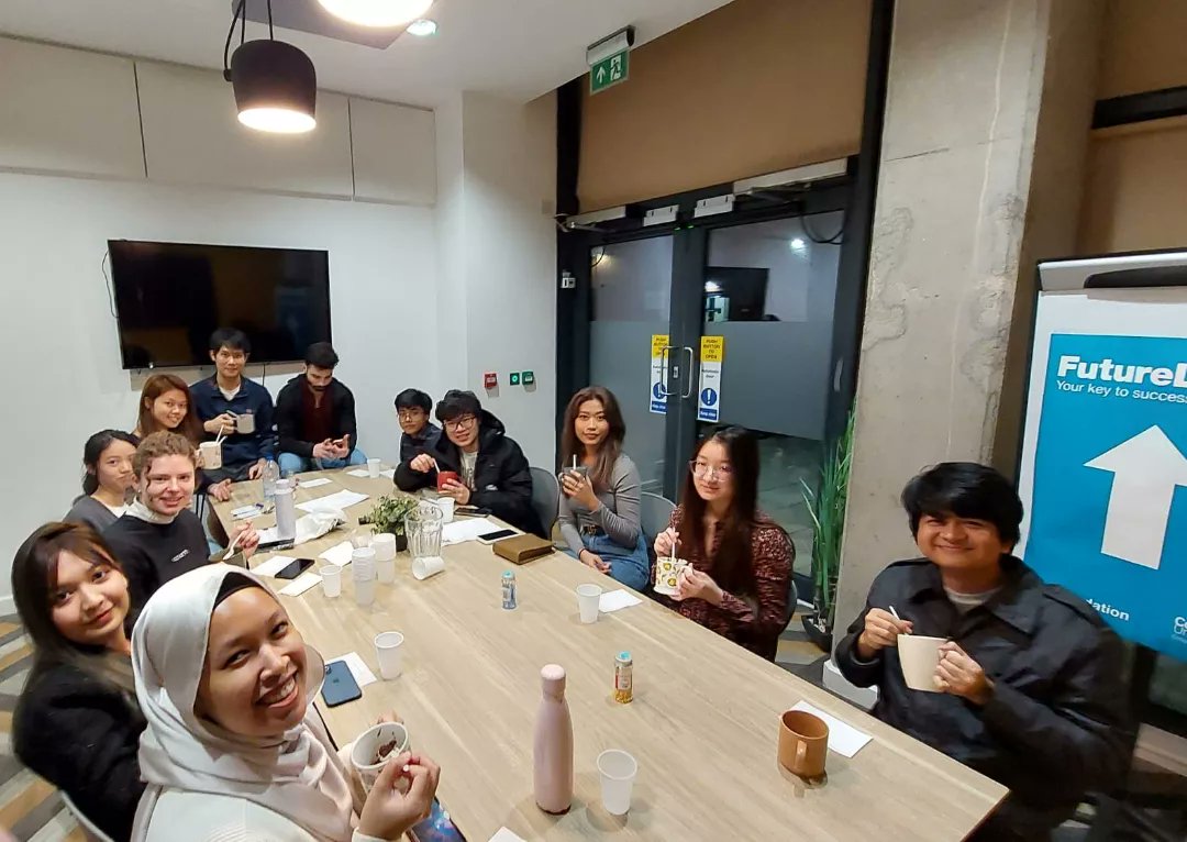 covuniaccomm's tweet photo. Have you ever heard of 'mix in a mug?!' 😁 🤔 As part of @veganuary residents made a rich chocolate (vegan) dessert and ate it straight from their favourite coffee cup/mug! 😋 #reslifebestlife #reslife #futurelets #coventryuniversity #studentsocials #food #Veganuary2023 https://t.co/JzOWPDvIYD