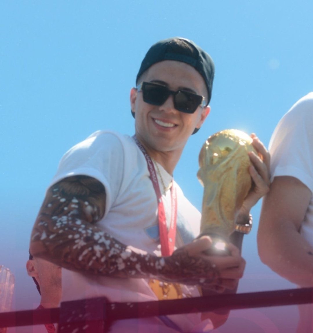 frabigol's tweet photo. Nunca dejemos de recordar que los que salvaron la patria fueron los pibes de River, estabamos al borde de la agonia, habiamos perdido con Arabia, no habia respuestas, pero entraron Enzo y Julian, los pibes de River, y empezamos a VOLAR.

La respuesta siempre es River, siempre. https://t.co/JHt0BiJXYZ