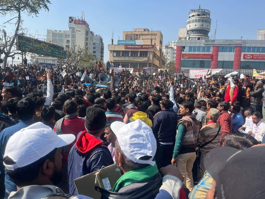 #जयपुर में हजारों की संख्या में प्रदर्शन कर रहे #बिजली कर्मचारी <a href="/ashokgehlot51/">Ashok Gehlot</a> जी से सवाल कर रहे हैं कि 50 हजार #बिजली कर्मचारियों को #पुरानी_पेंशन #OPS से वंचित क्यों रखा हुआ है। #बिजली कर्मचारियों से ये भेदभाव क्यों ?
<a href="/RajCMO/">CMO Rajasthan</a>
<a href="/VasundharaBJP/">Vasundhara Raje</a>
<a href="/hanumanbeniwal/">HANUMAN BENIWAL</a>
@DrKirodiLaBJP
<a href="/ANI/">ANI</a>