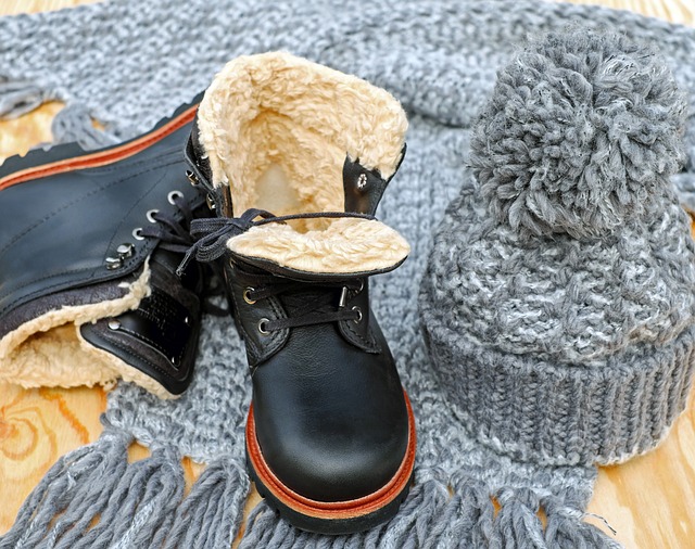 CPodologos's tweet photo. 🔊 Ante el frío del #invierno⛄️es importante que:

El calzado 👞👢 no comprima en exceso los pies 🦶 porque un pie en cuyas venas la sangre 🩸 no fluye correctamente es susceptible de sufrir un mayor enfriamiento 🥶 
Las venas no se rellenan de sangre y se pierde ⬇️ calor 🥵 https://t.co/47BoU0AqwW