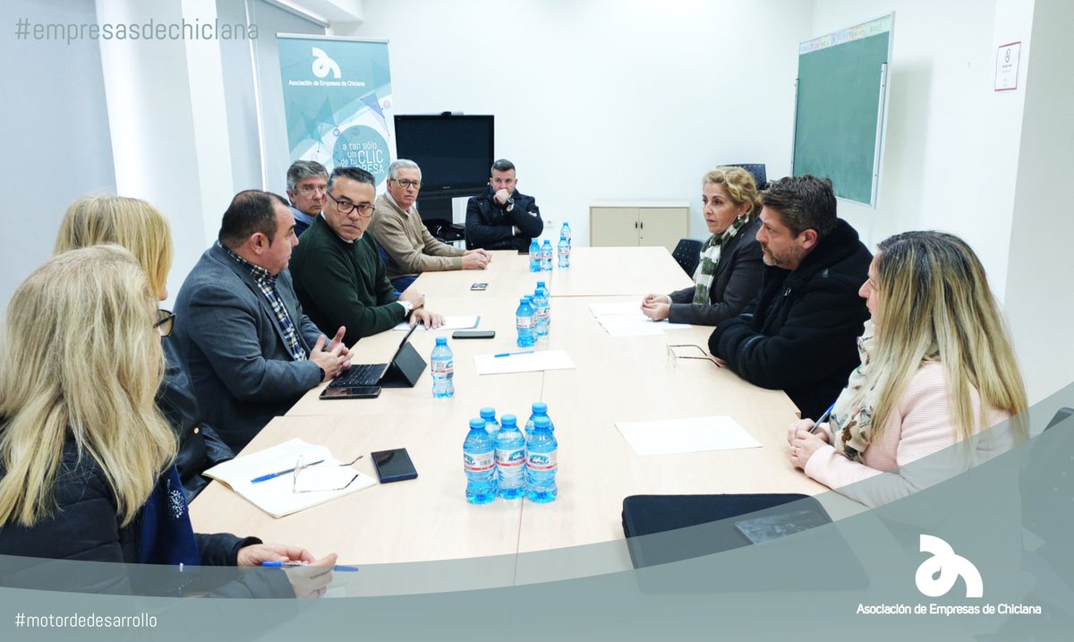 Los miembros de la Junta Directiva de <a href="/AEChiclana/">AE Chiclana</a> han entablado reunión con Susana Candón Canales y demás representantes del #EspañaSuma de Chiclana, para trasladarle cuestiones de movilidad, urbanismo, formación, economía sumergida, polígonos, accesos y el suministro de energía