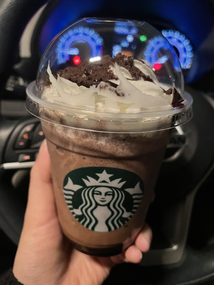 News711S's tweet photo. 仕事終わりにスタバに寄り道🚗³₃
新作のフラペチーノ、チョコ好きには堪らない😆 https://t.co/FnSgyGRCMS