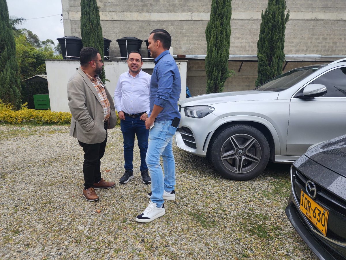 asointermedias's tweet photo. Ante el Alcalde de @CartagoAlcaldia Victor Álvarez @ContigoCartago y una comitiva de esa Ciudad, nuestro director @OspinaSanti presentó un balance de los alcances y procesos que se adelantan en #Asointermedias en beneficio de nuestras Ciudades Intermedias. https://t.co/97iFiDlTVI