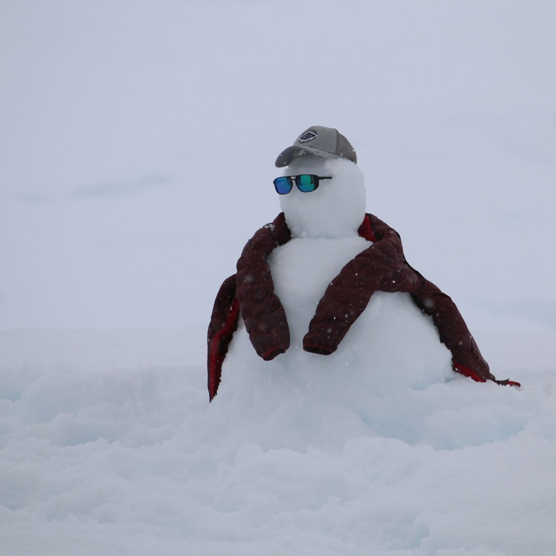BKG_Bund's tweet photo. Wenn an der Antarktisstation O'Higgins die Schneemänner frieren, müssen die Kollegen vor Ort mit Wintermode aushelfen. ⛄ #WDOSM #Schneemanntag https://t.co/LMMALCuVEl
