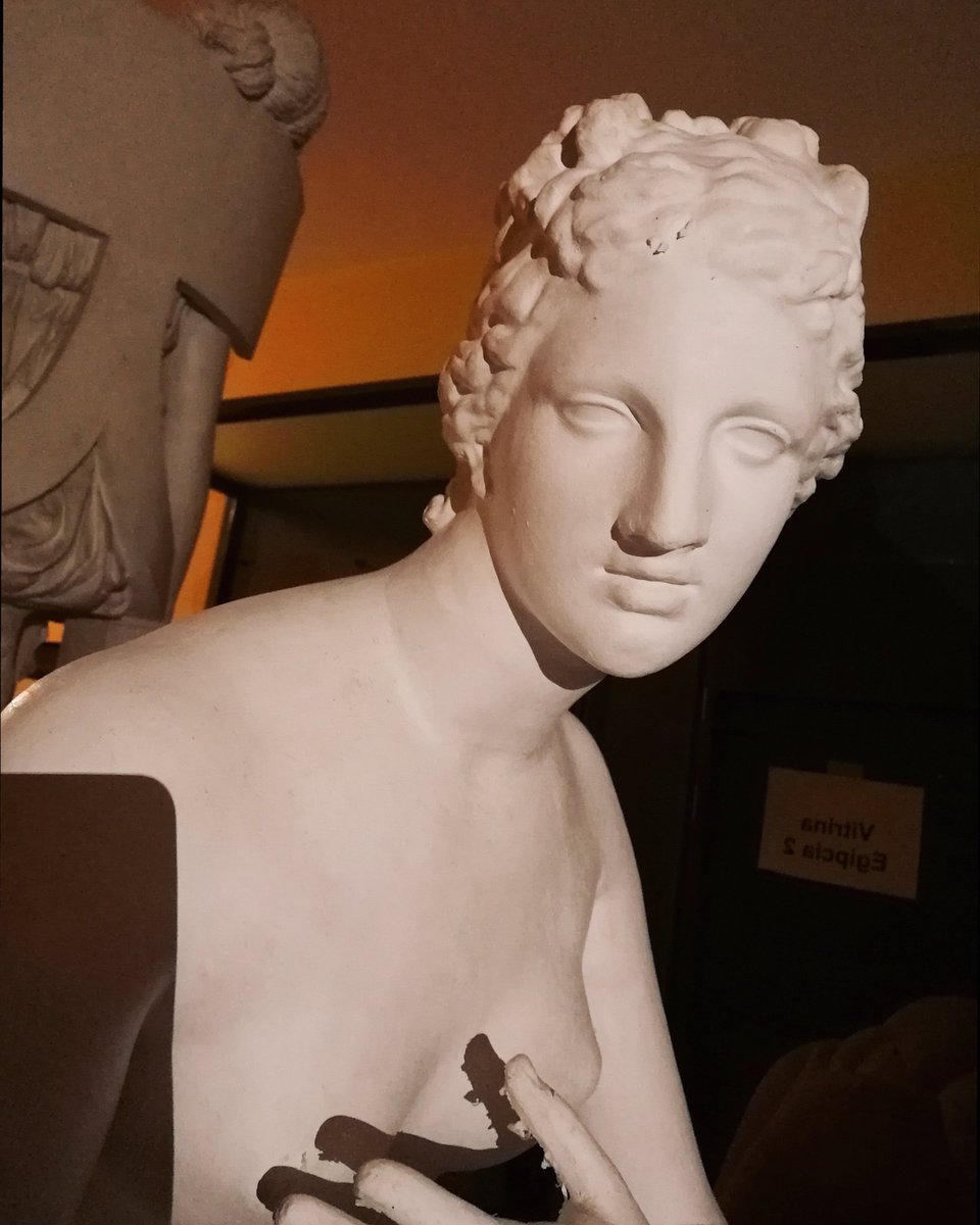mvictorbalaguer's tweet photo. Avui ens sumem al #MuseumSelfieDay!

Com seria una selfie de la nostra Venus? 🤔🤳 La deessa de la bellesa ben segur que sempre sortiria esplèndida a totes les fotografies! https://t.co/tGyfksbSVQ