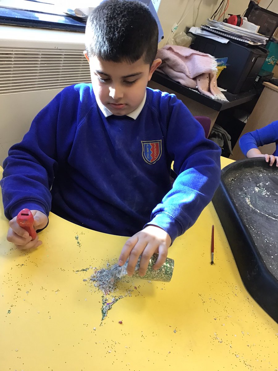 alstonprimaryb9's tweet image. We have been exploring full and empty in maths while scooping and sprinkling glitter oats #opposites #basicconcepts #measuring #maths #salt