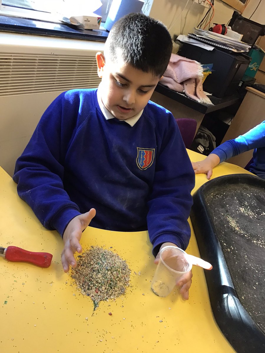 alstonprimaryb9's tweet image. We have been exploring full and empty in maths while scooping and sprinkling glitter oats #opposites #basicconcepts #measuring #maths #salt