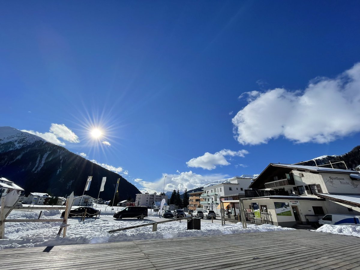 Shamol's tweet photo. @brianstelter @wef I didn‘t expect this, it was snowing in Zurich 😎 https://t.co/9eGTbo9TGA