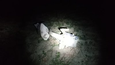 #Chaco #VillaÁngela Cuatro personas perdieron la vida al caer la avioneta en la que viajaban. Los cuerpos todavía no fueron identificados, pero se pudo determinar que la aeronave había sido sustraída desde el angar del Aero Club local