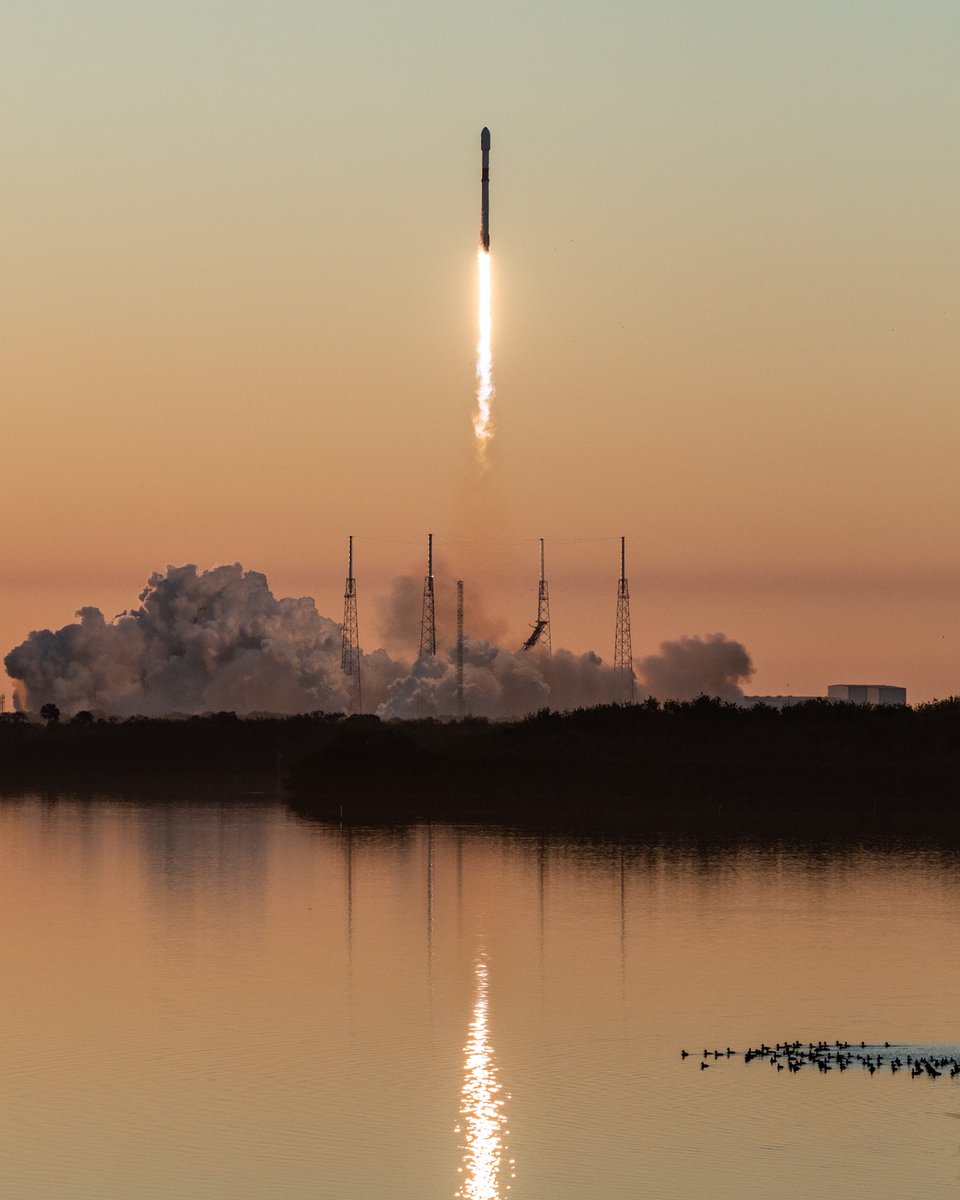 Falcon 9 lifting off from SLC-40 on a beautiful dewy Wednesday morning. #spacex #falcon9 #kennedyspacecenter