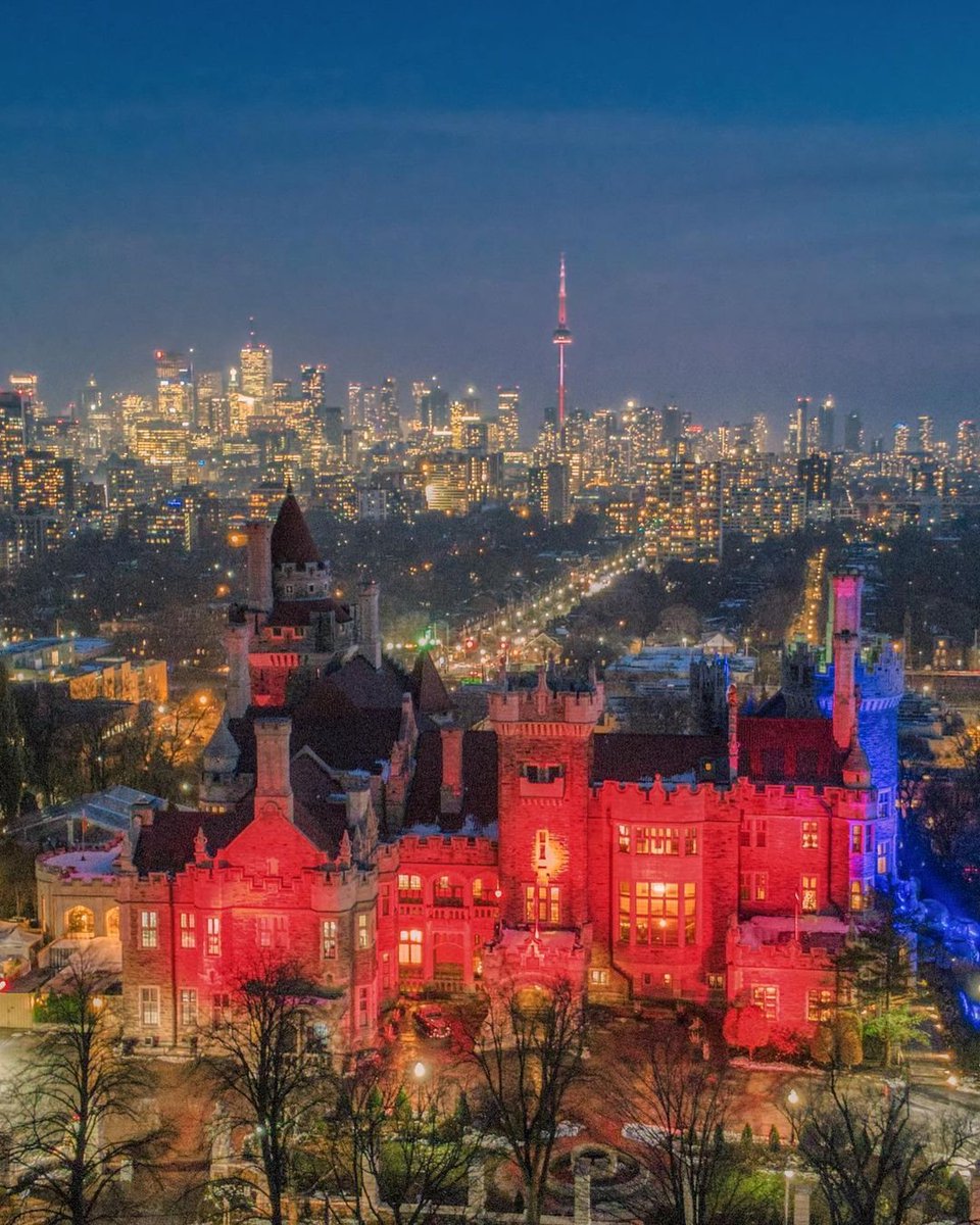 Light the night in Toronto 🇨🇦
​​​​​​​​📷 @eddiemarkhampyro​​​​​​​​
#StreetsofToronto