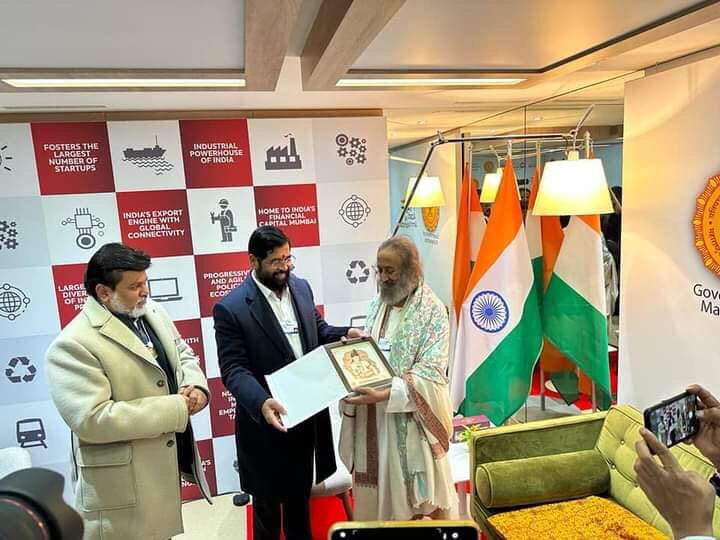 mieknathshinde's tweet photo. अध्यात��मिक गुरू, आर्ट ऑफ लिव्हिंगचे प्रणेते श्री श्री रविशंकर यांनी नुकतीच स्वित्झर्लंड येथील दावोस येथील @wef च्या परिषदस्थळी असलेल्या सुसज्ज अशा महाराष्ट्र दालनास सदिच्छा भेट दिली.याप्रसंगी त्यांचे स्वागत करत त्यांच्यासोबत संवाद साधला.
@SriSri 
#WorldEconomicForum #Davos #WEF23 https://t.co/WU7ODg45mH