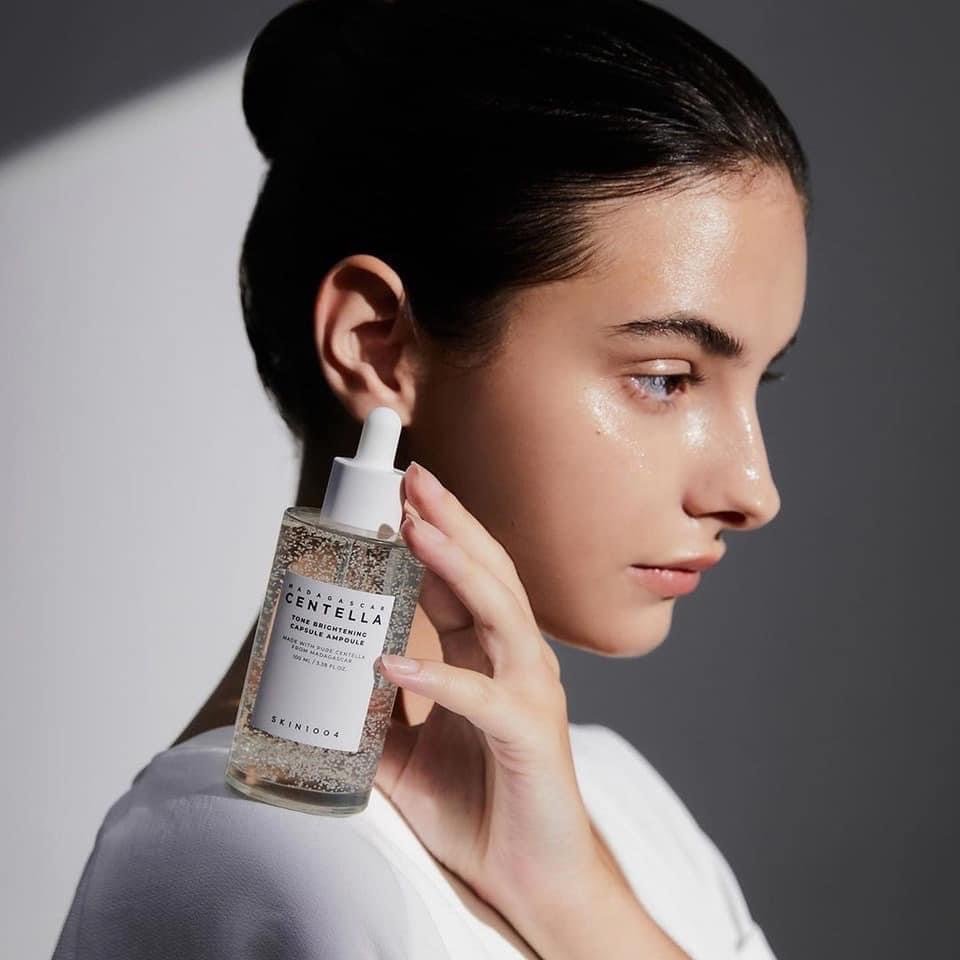 kumaeiei's tweet photo. ราคาดีที่สุดที่ได้มาเลยจ้า Skin1004 สูตรใหม่ เพิ่มความไบรท์กระจ่างใสให้ผิวหน้า
ตัวนี้ลดการแสบไหม้ของรังสี UV 
ช่วยให้ผิวขาวกระจ่างใสลดจุดด่างดำ ปรับผิวให้สม่ำเสมอ ลดรอยดำรอยแดง
ขนาด 100 มิลเ��ยจ้า 299 บาทส่งฟรีไปเลยจ้า 
ของใหม่เลยนะคะ เพิ่งได้มา สนใจสั่งเอฟมาได้เลยน้า https://t.co/Cb1gqonDhB