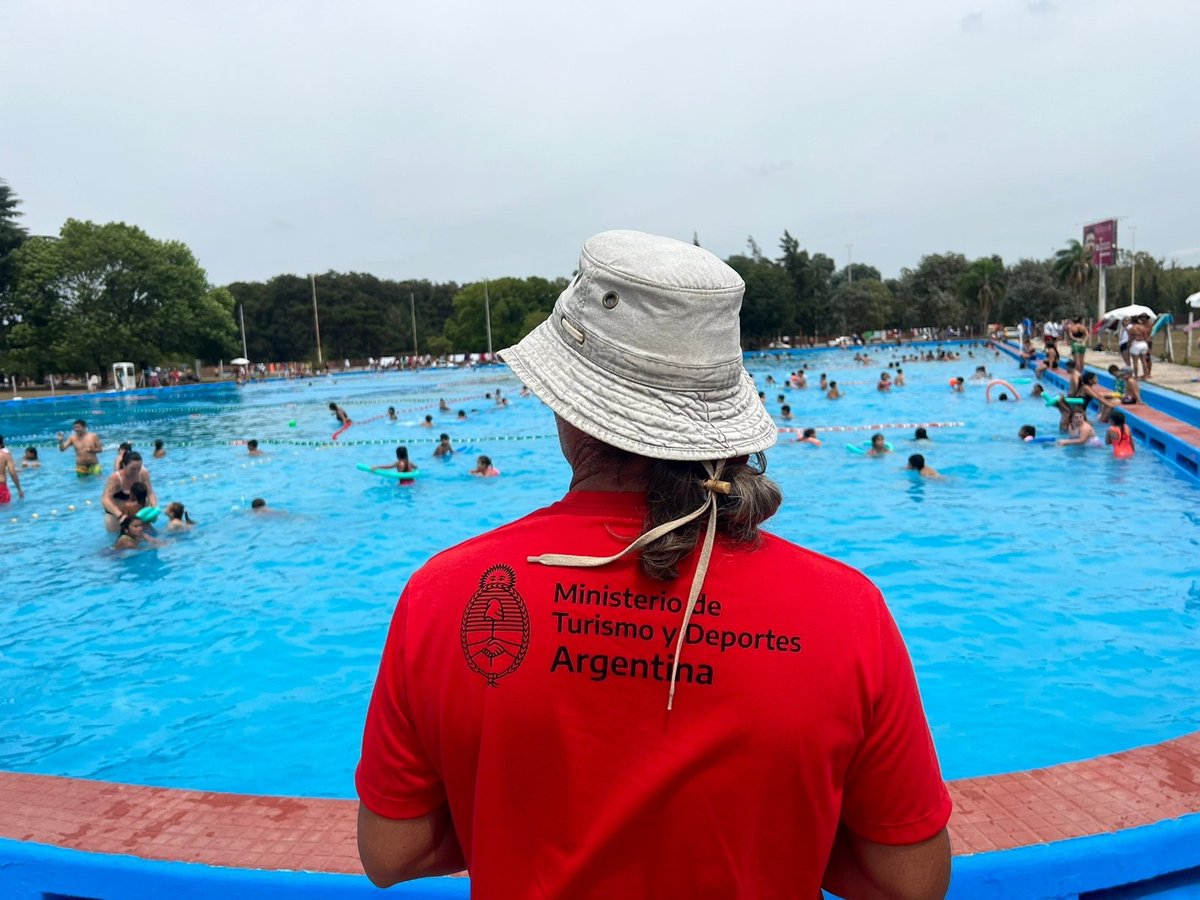 TurDepAR's tweet photo. El subsecretario Sergio Palmas visitó la colonia de vacaciones del #CeNaDe, donde asisten cada día 1000 niños, niñas y adolescentes. ☀️
👉 https://t.co/gVFRJSKZRo
#PrimeroLaGente 🇦🇷 https://t.co/3RgeqGuuDF