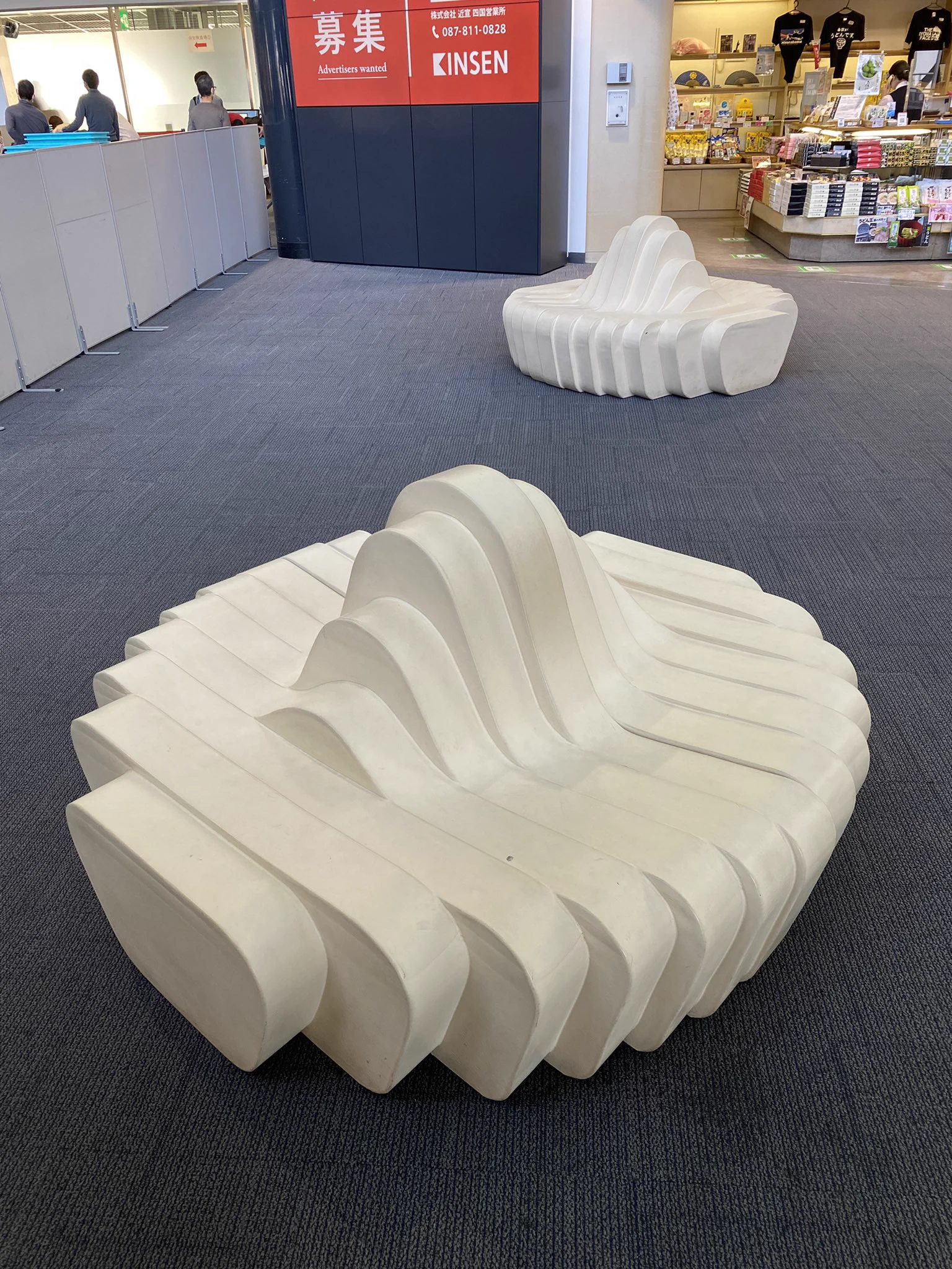 @omochi_sky_ ちなみに世界に誇る四国のUDON国の空港は椅子がUDON◥█̆̈◤࿉∥ 