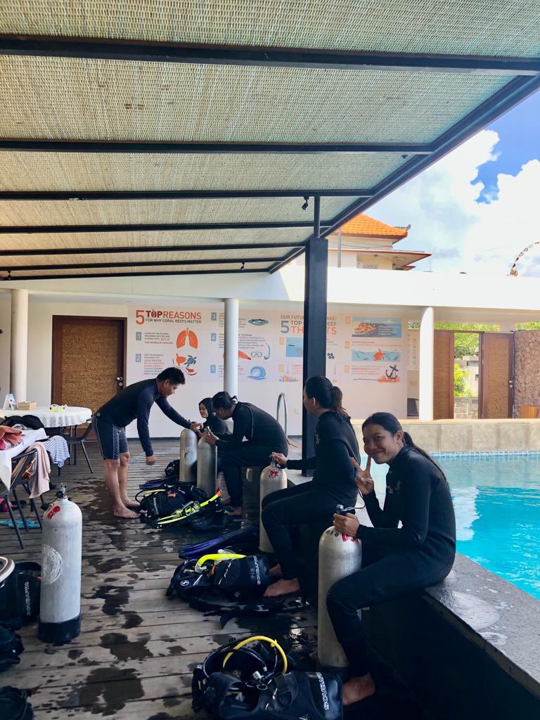 rikasukmaputri's tweet image. Seneng banget ikut course open water di #coraldivingschool @CoralACenter
Kolamnya bersih, fasilitas lengkap &amp;amp; instrukturnya terbaik. Di kolam aja dah seru apalagi di laut 😊 takut jadi ketagihan 🤿
#neverdivealone #seriusdive #seriusfun #ssi