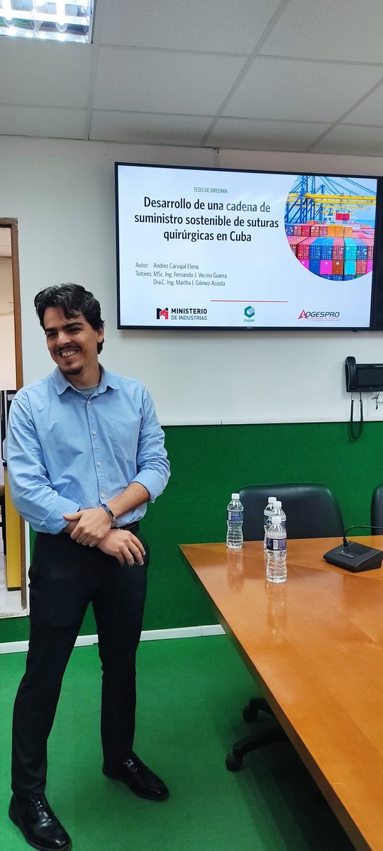 DanhizDP's tweet photo. El hermano, el inconforme, el de largas discusiones, el estratega, el enfermero, pantrista, gestor de datos y camas, el coordinador, el trabajador social, el cactus, el patriota, desde ayer será también el ingeniero😎
Felicidades @AndresCarvaE, seguimos juntos construyendo #Cuba. https://t.co/yRHp96rPed
