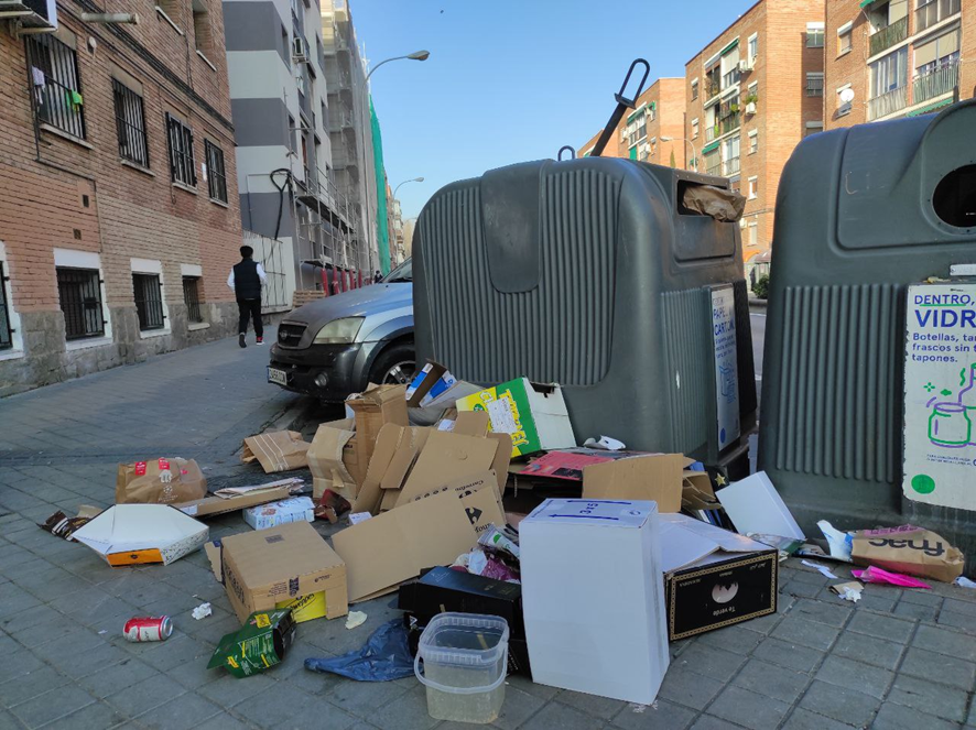 jlnietobueno's tweet photo. 1. La gestión de Almeida del Área de Medio Ambiente y Movilidad es nefasta. El caso más claro es la limpieza. Hace ya 1 año que entraron en vigor los nuevos contratos pero poco se han notado. La ciudad sigue igual de sucia. 

Seguid el 🧵para más ver más ejemplos de mala gestión https://t.co/6VYBPZYO5H