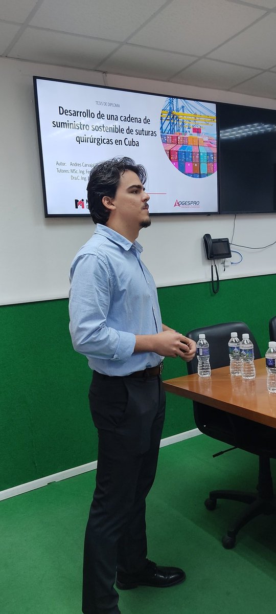 DanhizDP's tweet photo. El hermano, el inconforme, el de largas discusiones, el estratega, el enfermero, pantrista, gestor de datos y camas, el coordinador, el trabajador social, el cactus, el patriota, desde ayer será también el ingeniero😎
Felicidades @AndresCarvaE, seguimos juntos construyendo #Cuba. https://t.co/yRHp96rPed