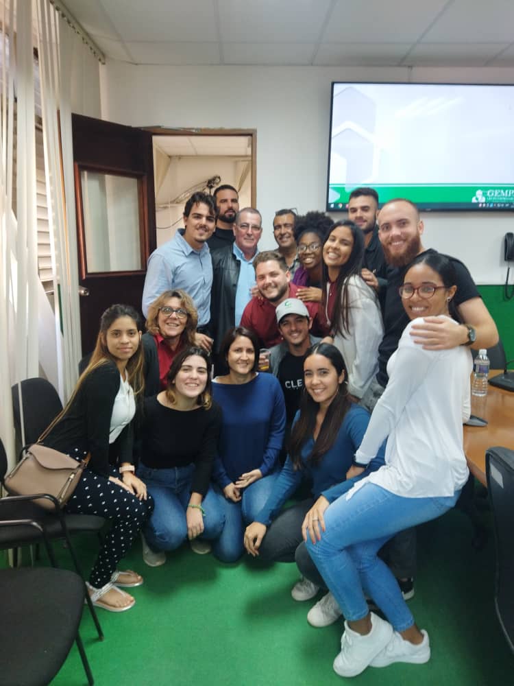 El hermano, el inconforme, el de largas discusiones, el estratega, el enfermero, pantrista, gestor de datos y camas, el coordinador, el trabajador social, el cactus, el patriota, desde ayer será también el ingeniero😎
Felicidades <a href="/AndresCarvaE/">Andres Carvajal</a>, seguimos juntos construyendo #Cuba.