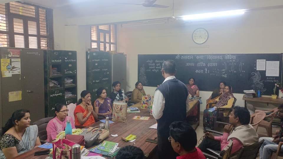AAPdcwankhade's tweet photo. नागपूर विभाग शिक्षक मतदारसंघ निवडणुकीत आम आदमी पार्टीचे उमेदवार डाॅ. देवेंद्र वानखडे जी यांच्या प्रचारार्थ गोंदिया जिल्ह्यातील गोंदिया शहर तिरोडा,तालुक्यातील विविध शाळा महाविद्यालयात जावून शिक्षक मतदारांच्या भेटी घेतल्या. यावेळी डाॅ देवेंद्र वानखडे जी यांनी मतदारांपुढे आपली https://t.co/HuYsmmYlWP