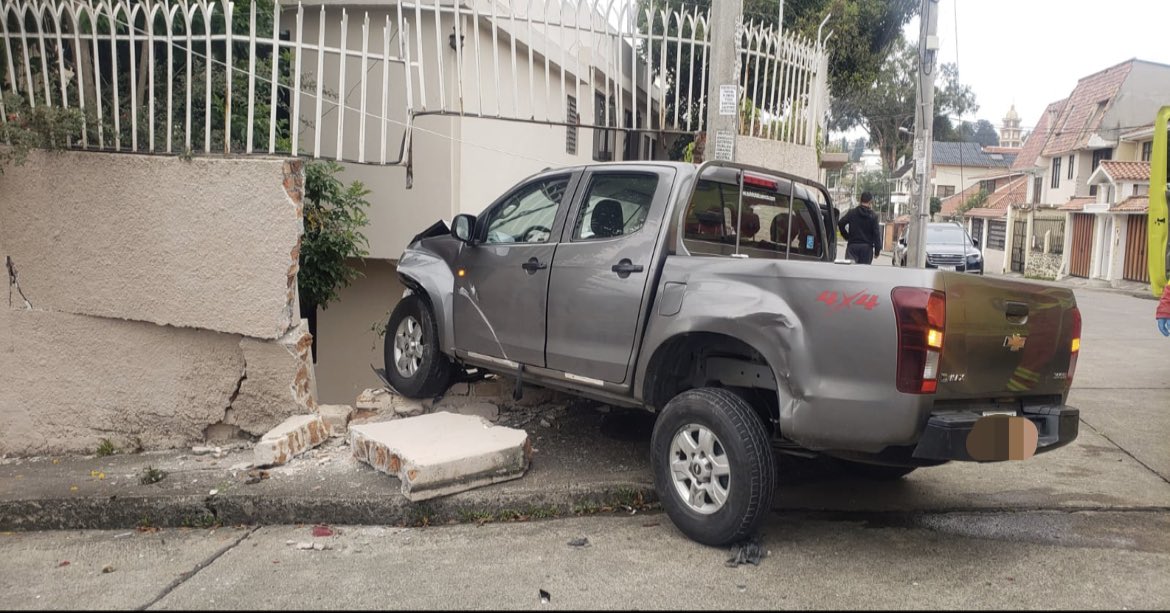 #ECU911Reporta| 🚨alertantes informaron al 9️⃣1️⃣1️⃣ siniestro de tránsito en sector Francisco Tamariz-Boyacá, Cuenca. 

🚒🚓 Desde el #ECU911 se coordinó la atención con <a href="/Bomberos_Cuenca/">Bomberos Cuenca</a> y <a href="/emov_ep/">EMOV EP Cuenca</a>.

Fotos: cortesía #EMOV