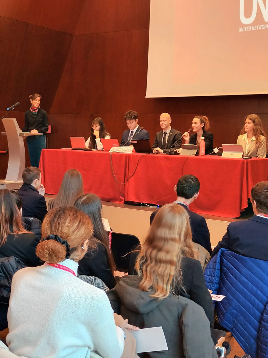 Orgogliosi di ospitare oggi al Centro Svizzero tanti giovani appassionati e impegnati nella promozione della pace e della sicurezza internazionale @UnitedNetworkEU #ModelUN #Aplus4Peace 🕊 #SwitzerlandUNSC