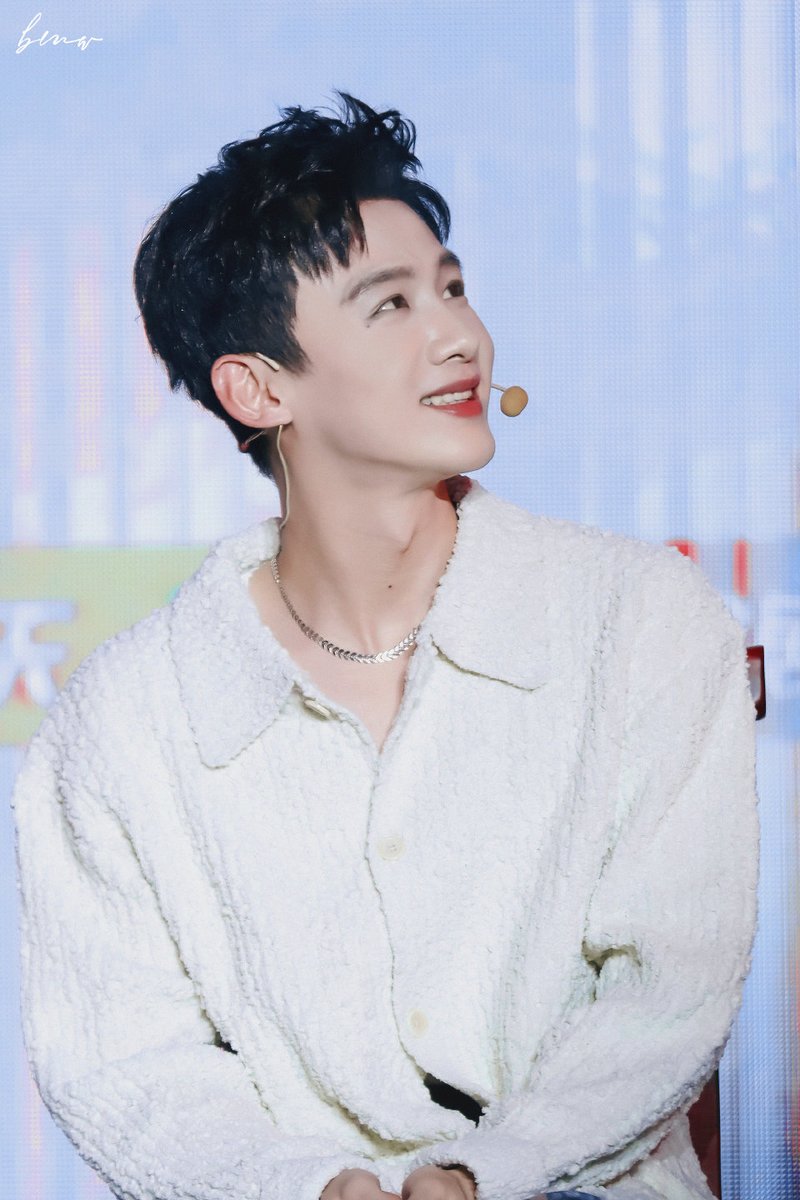 baijingting_th's tweet photo. [FAN CAM] 230108 卿卿日常 New Year's Fan Meeting 🏮

[เก็บตกความน่ารักค่ะ^^]

📸 白敬亭的幸运捕梦网
🔗https://t.co/teGJJzDR1u

#白敬亭 #BaiJingting #ไป๋จิ้งถิง https://t.co/jhMUEFvFwQ