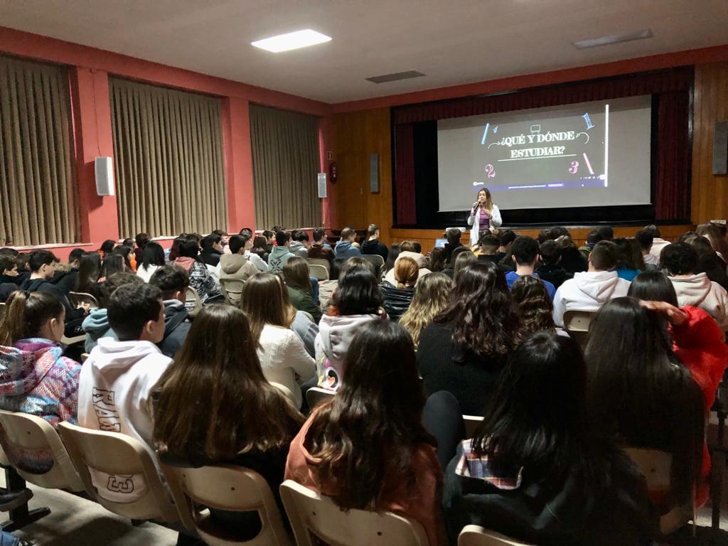 bachsantamaria's tweet image. ¿Qué y dónde estudiar? Estructura y consejos para hacer una buena #EBAU hoy en la #Tutoría de segundo.
Informaciones importantes para que nuestr@s alumn@s preparen y decidan bien su #futuro.
¡Gracias Ana!, muy interesante y clarificador todo lo que nos cuentas. 
#Orientación