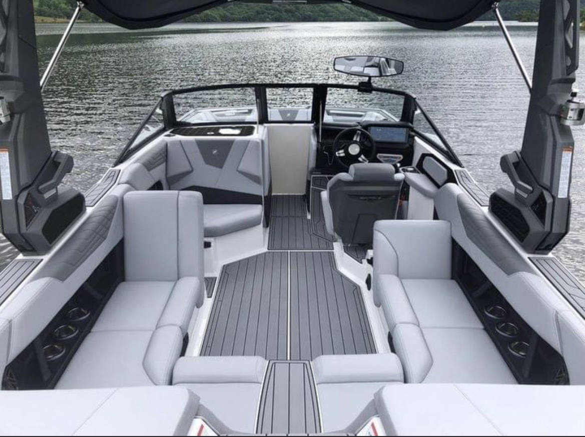 The 2022 Nautique S23 is perfect for both wakeboarding and wakesurfing, so you don’t have to choose!
Available now, DM for details.

#wakeboard #wakesurf #boatsofinstagram  #s23 #nautique #funonthewater #luxurylifestyle #wakesurf #wakeboat #waterski #discoverboating #ukwake