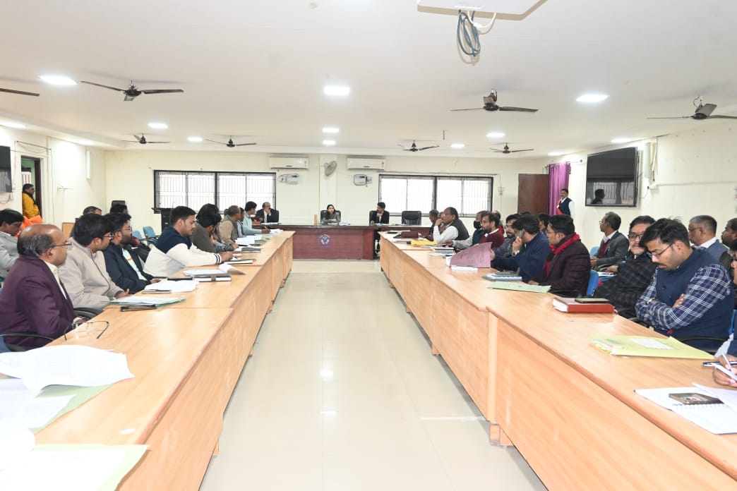जनपद में निर्माणाधीन भवन, सड़क निर्माण कार्यों के साथ 50 लाख से अधिक के निर्माण कार्यों की समीक्षा करते हुए राजकीय पाॅलीटेक्निक के निर्माण कार्य में प्रगति खराब पाये जाने पर प्रगति लाने के निर्देश कार्यदायी संस्था राजकीय निर्माण निगम को दिये। और निर्देशित किया गया कि मुख्य भवन,