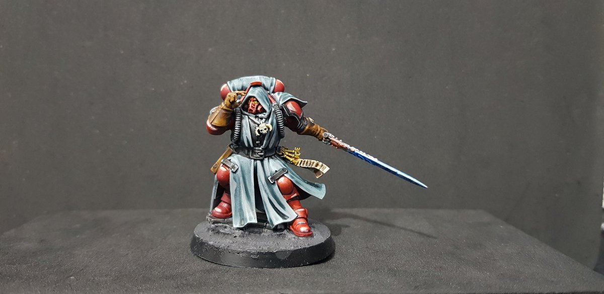 Kotauski's tweet photo. Hilo de minis que voy pintando, a ver cuánto dura! 
Bibliotecario Ángel sangriento #warhammer40k https://t.co/lUgPGtmGqi