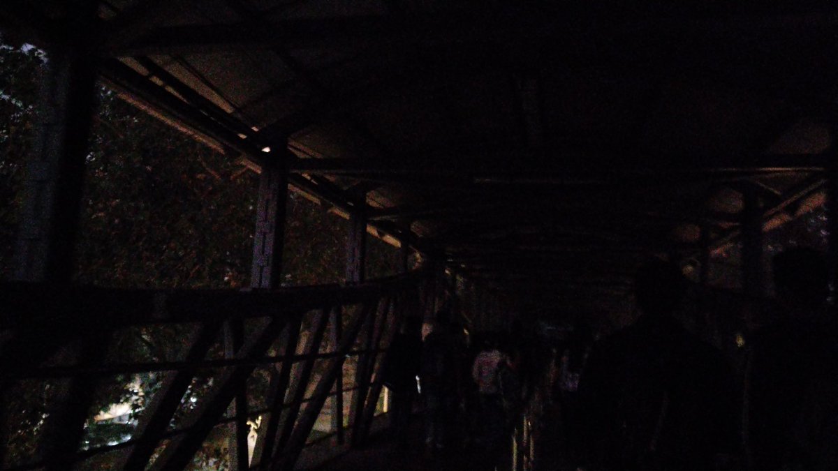 Sameer31304879's tweet photo. Skywalk lights are off from so many days. Students have a problem to walk in the early morning, many of them go to college from here. Plzz solve this issue 😃 
Add :- Vile Parle West skywalk 
@Dev_Fadnavis
@mybmc
@mybmcWardKE 
@AmeetSatam https://t.co/MsYDskYmp7