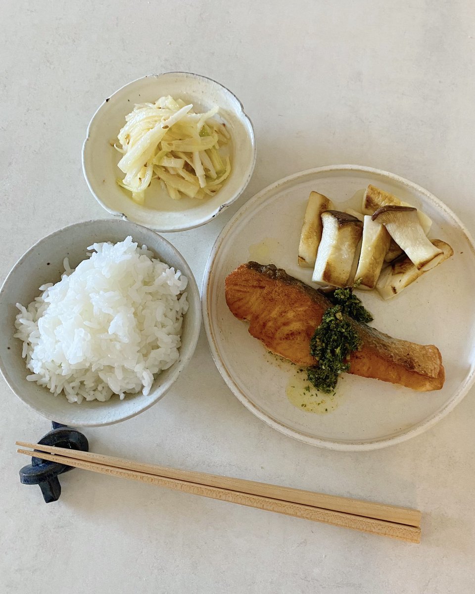 akari_hasegawa's tweet photo. ご自愛ごはん連載、更新されました！
@BAILA_magazine 

サーモンのソテーに、にんにくを効かせた青のりバターソースをかけた我が家の定番メニュー。間違いない美味しさです。ぜひ〜〜！！ https://t.co/qOcr4KLEOX