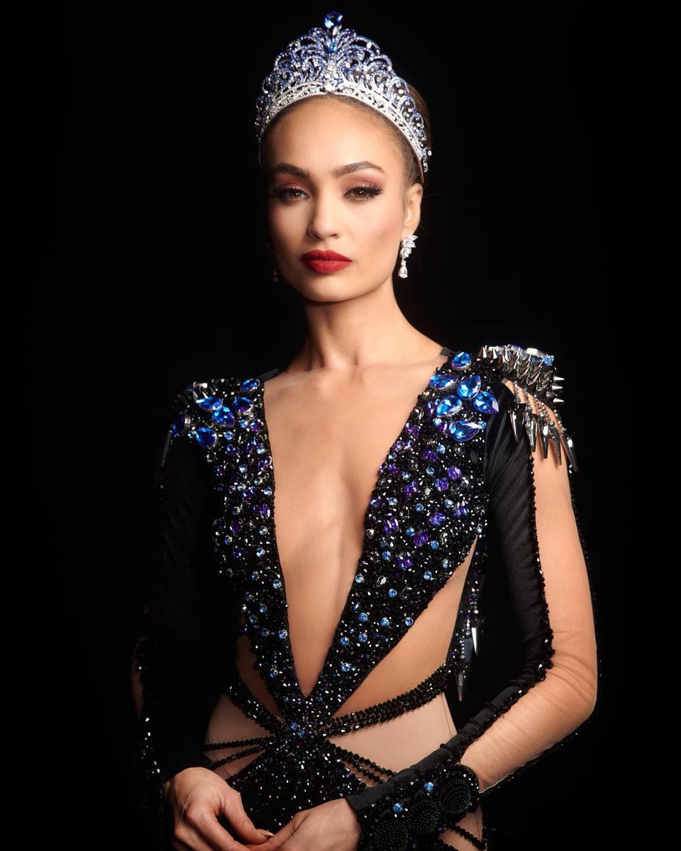Miss Universe 2022 is Miss USA R'Bonney Gabriel 👑

She is wearing the new Miss Universe crown called Force for Good.

Congratulations! 🇺🇸

Photo: Miss Universe / Benjamin Askinas
#missuniverse #2022missuniverse #rbonneygabriel #missusa #missuniverso