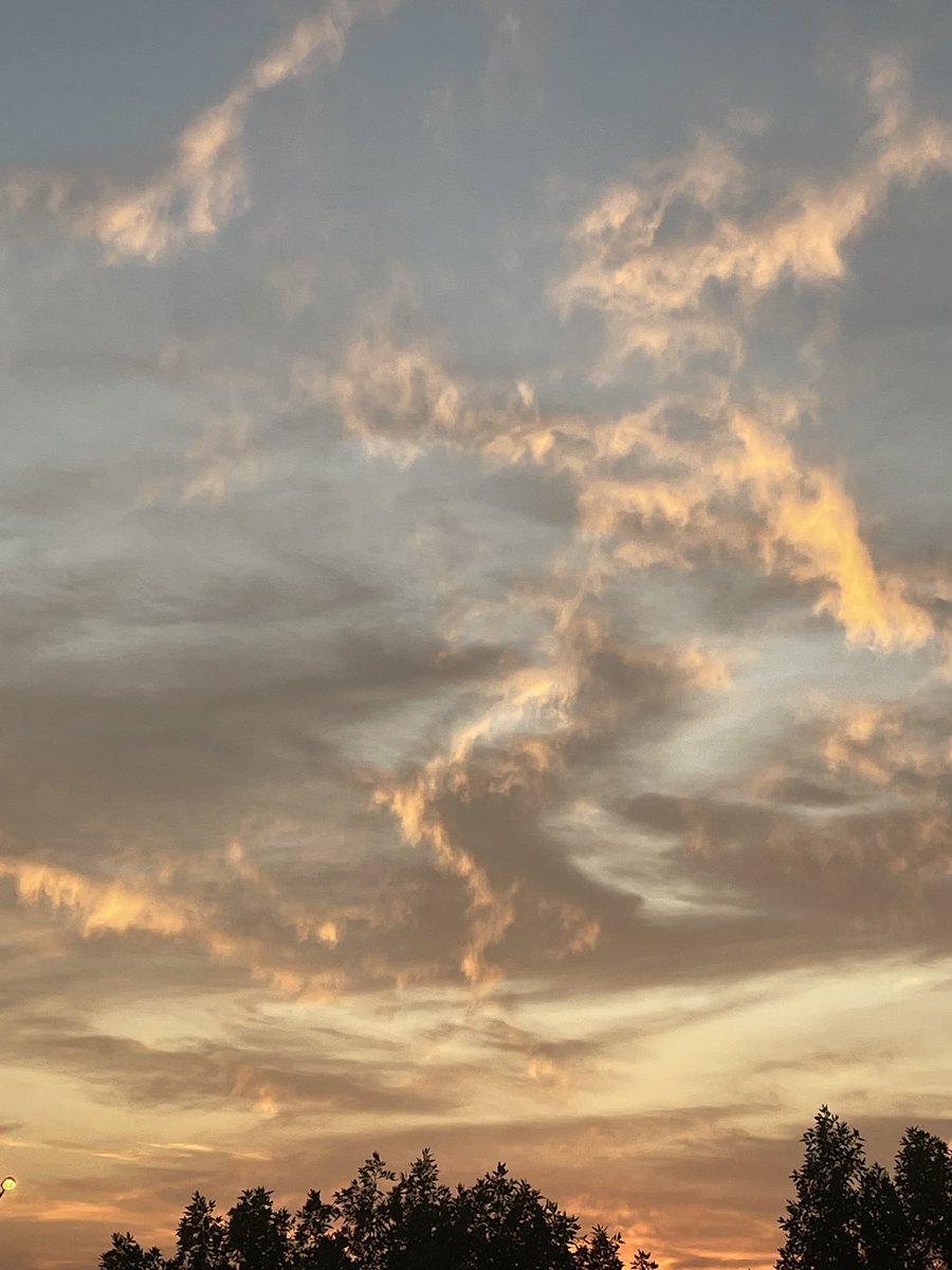crysteImeth's tweet photo. the sky slayed??? https://t.co/VWVcTaGmJA