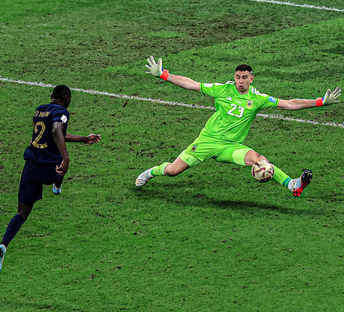 @goal The save of the century by @emimartinezz1 #FIFAWorldCupfinal