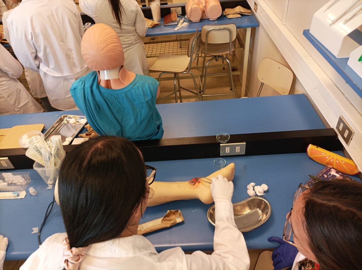 CsSaludUTalca's tweet photo. Mira 👀 ➡️ Así fue el Taller de Toma de Muestra realizado el jueves pasado por los estudiantes de #TMUTalca, del Módulo Seminario Profesional, previo a su Internado. Mucha suerte! 🍀

#TecnologíaMédicaUTalca  
#CsSaludUTalca 
#UTalca https://t.co/85pspbIM48