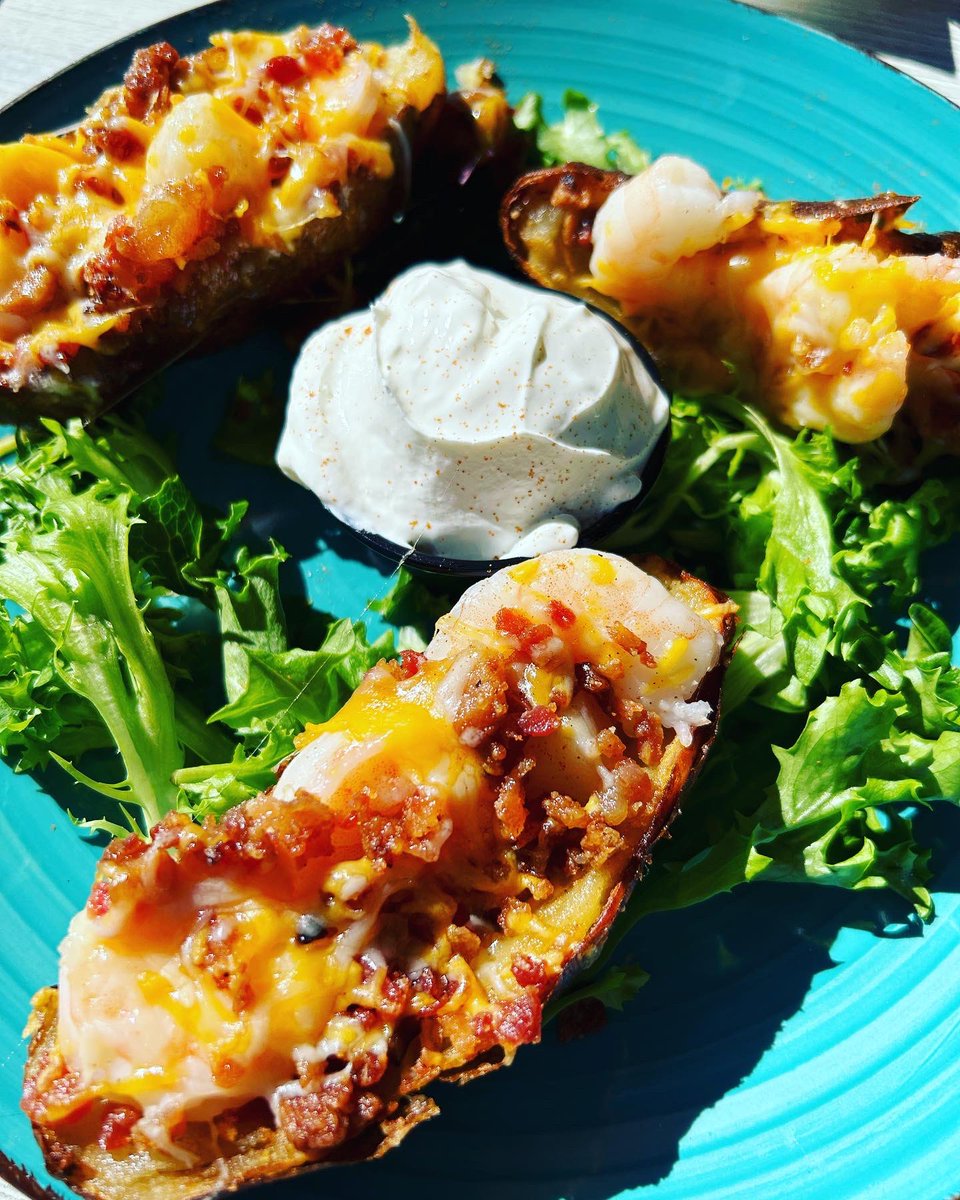 stayswfl's tweet photo. Check out this great local seafood option. Outdoor dining is our favorite. ☀️

#localeats #freshseafood #alfrescodining #lunch #livemusic #fins #swflorida #capecoralfoodies #capecoralflorida #vacationmode #planthetrip #booktheflight #beourguest #stayswfl https://t.co/cPq9yGXhVy