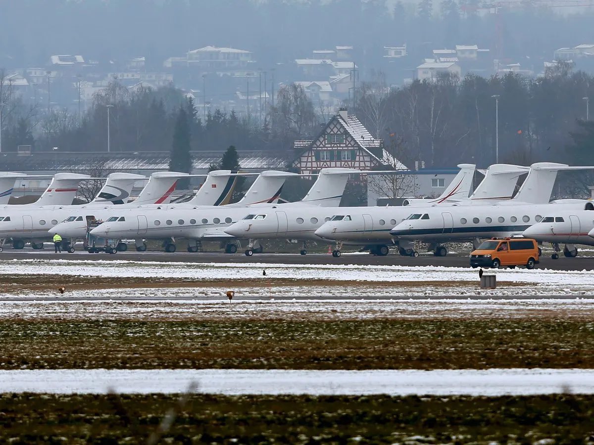 Davos'taki her 10 katılımcıdan biri özel jetle geldi. 
Özel jet uçuşları, 350 bin otomobilin bir haftalık emisyonuna eşdeğer olan 9.700 ton CO2'e neden oldu.
Dünya nüfusunun %90'ı hiç uçağa binmemişken, özel jetle Davos'a gidenler iklim krizini konuşuyor. Yersen.