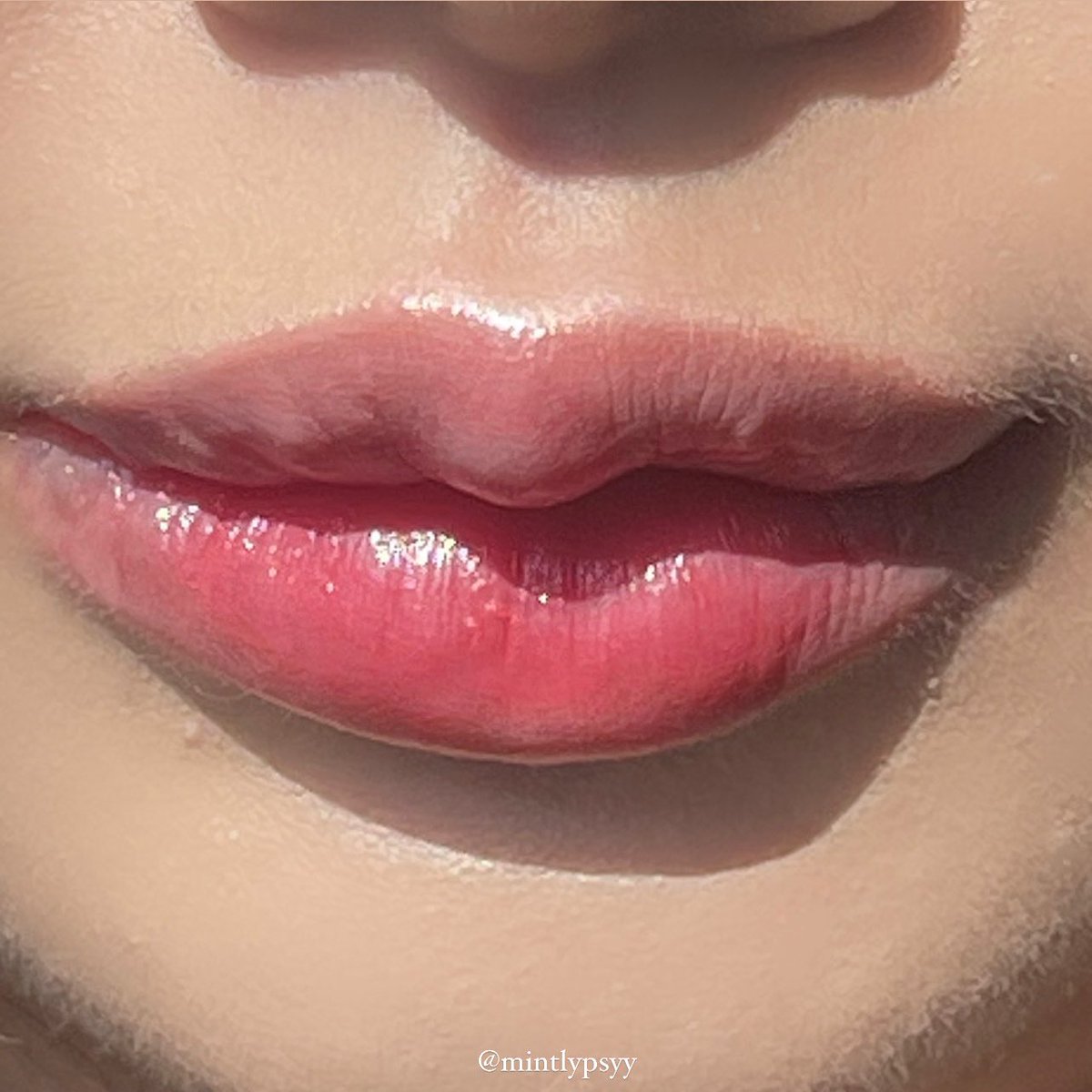 Dior lip glow 31 strawberry 🍓 จะบอกว่ารักสีนี้มากกกกก ทาเเบบเเต่งหน้าหรือหน้าสดก็คือรอดด สีออกอมเเดง อาจจะต้องย้ำหลายรอบคั้บ ✨✨