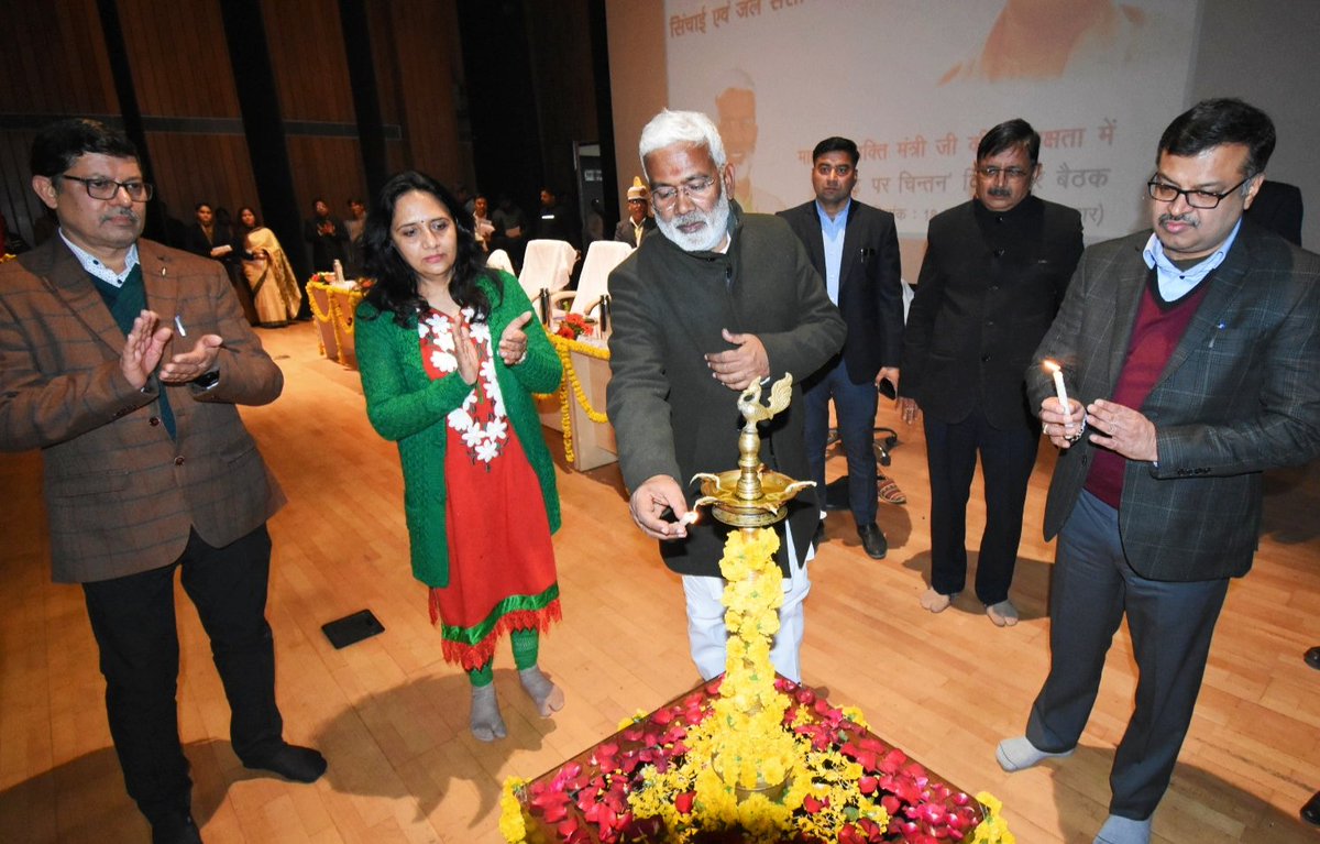 UPIrrigationWR's tweet photo. माननीय जल शक्ति मंत्री श्री @swatantrabjp जी ने आज डॉ. राममनोहर लोहिया परिकल्प भवन, लखनऊ में विभागीय अधिकारियों के साथ बाढ़ के विषय पर चिन्तन बैठक की। https://t.co/tE6lPE8Km5