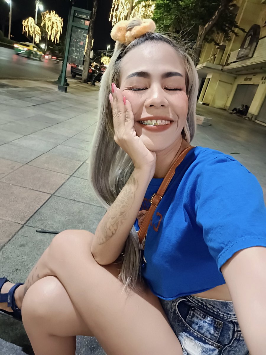 นั่งรอทำงานอยู่เพื่อหาเงินต้งก่อนจ่ายหมาป่วยหนักจริงนะจ๊ะ ผู้หญิงรับงานดึกเลย 🫦👉👌